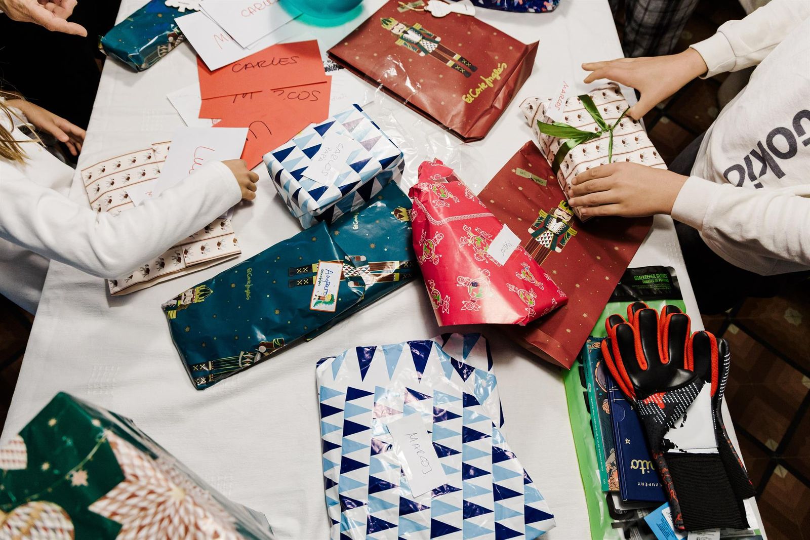 Niños abren sus regalos el día de Navidad