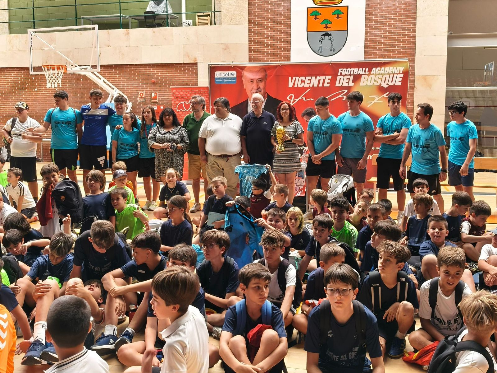 Visita de Del Bosque a su campus en Carbajosa