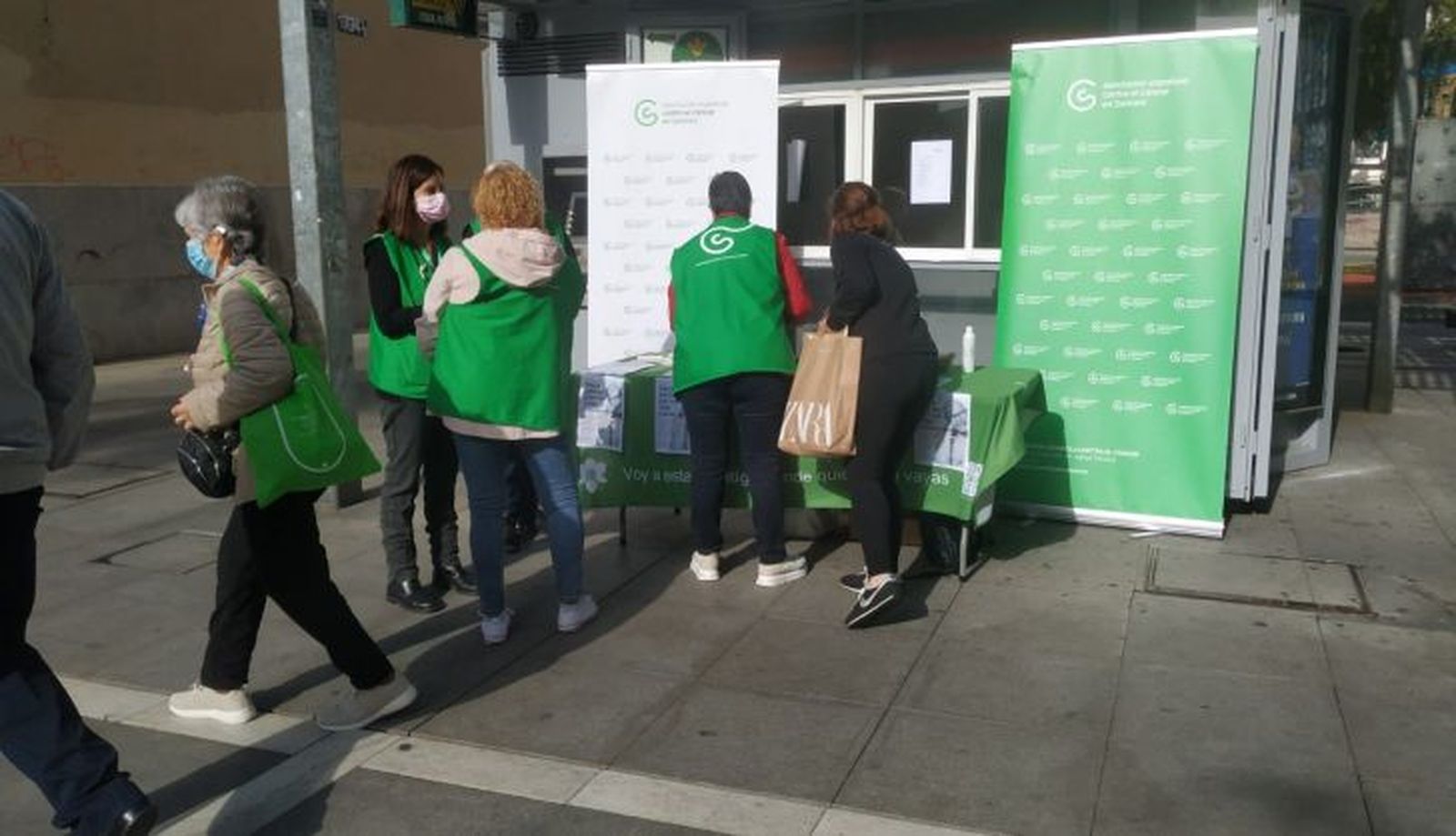 AECC Zamora repartiendo lazos en Santa Clara (3)