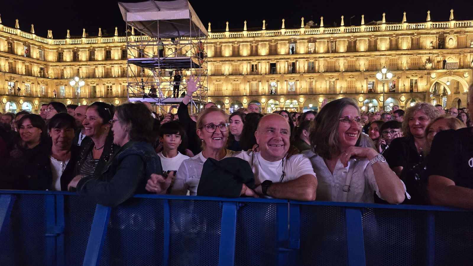 Medina Azahara hace vibrar a la Plaza Mayor de Salamanca con su eterno y emblemático rock