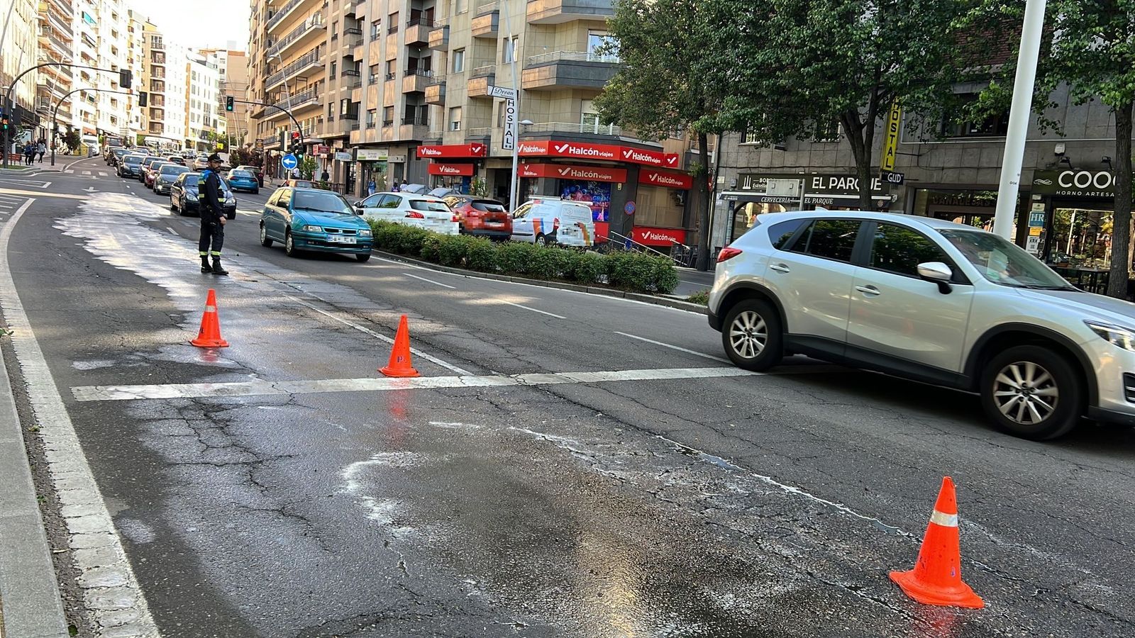 Limpieza vertido de aceite en el paseo de Canalejas. Foto S24H