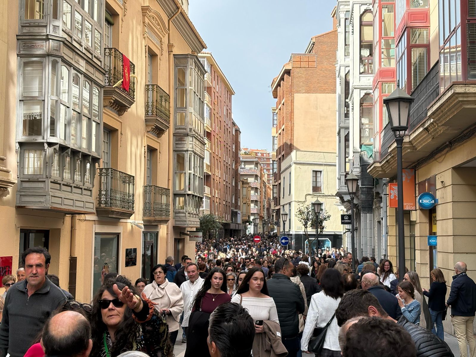 Zamora llena de gente en el inicio de la Semana Santa 2025.