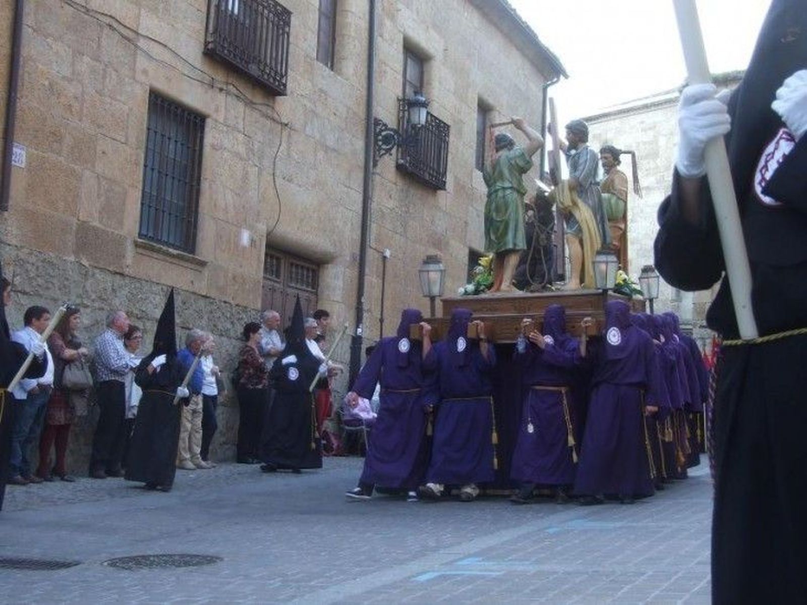 Más de 2.000 cofrades en la procesión de 'La Carrera'