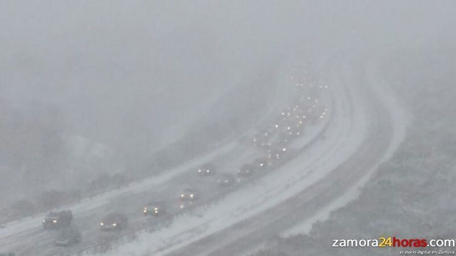 La niebla dificulta la circulación en ambos sentidos por la A-52 a la altura de Padornelo
