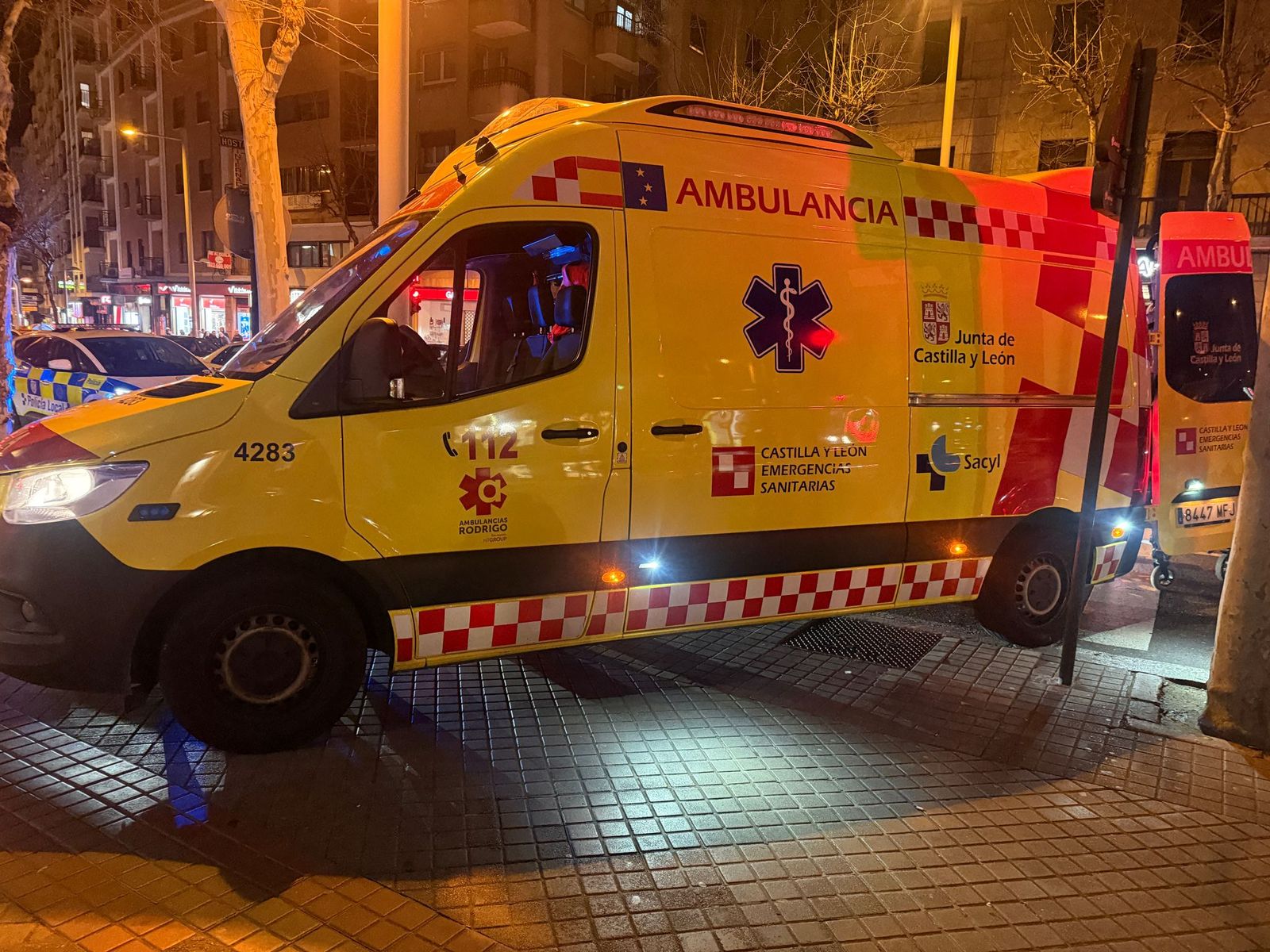 Ambulancia y Policía Local de Salamanca en la avenida de Mirat. Archivo. S24H.