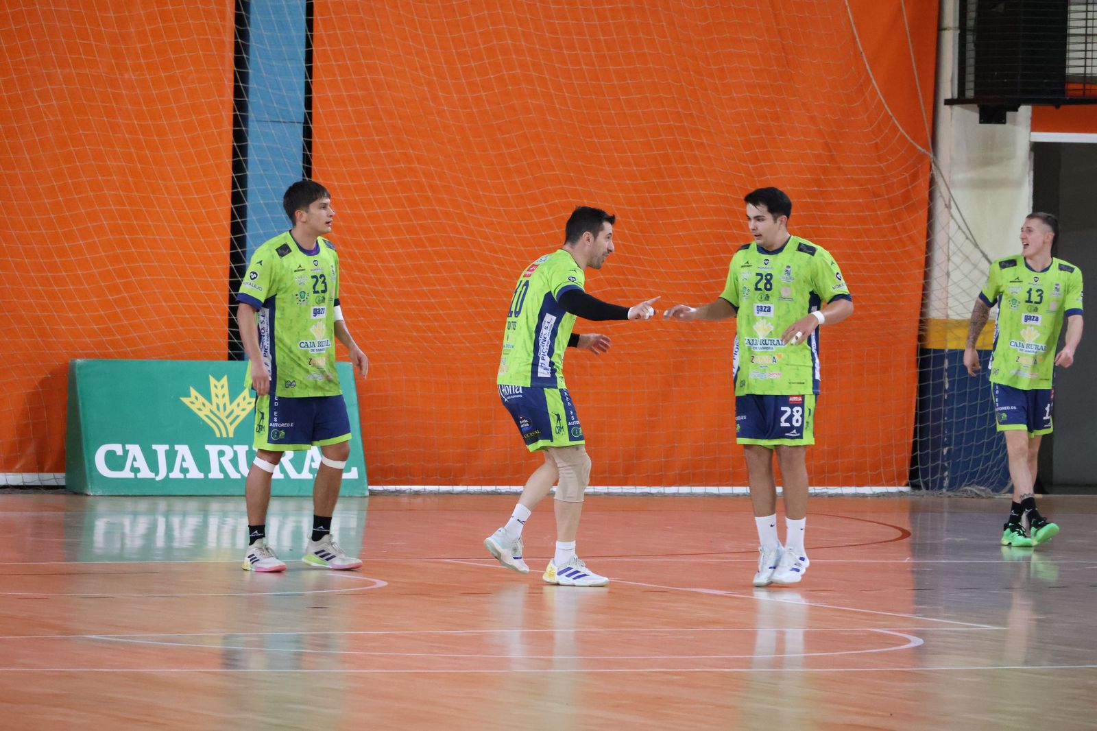 GALERÍA | Duelo de alturas entre el BM Zamora y el Torrelavega