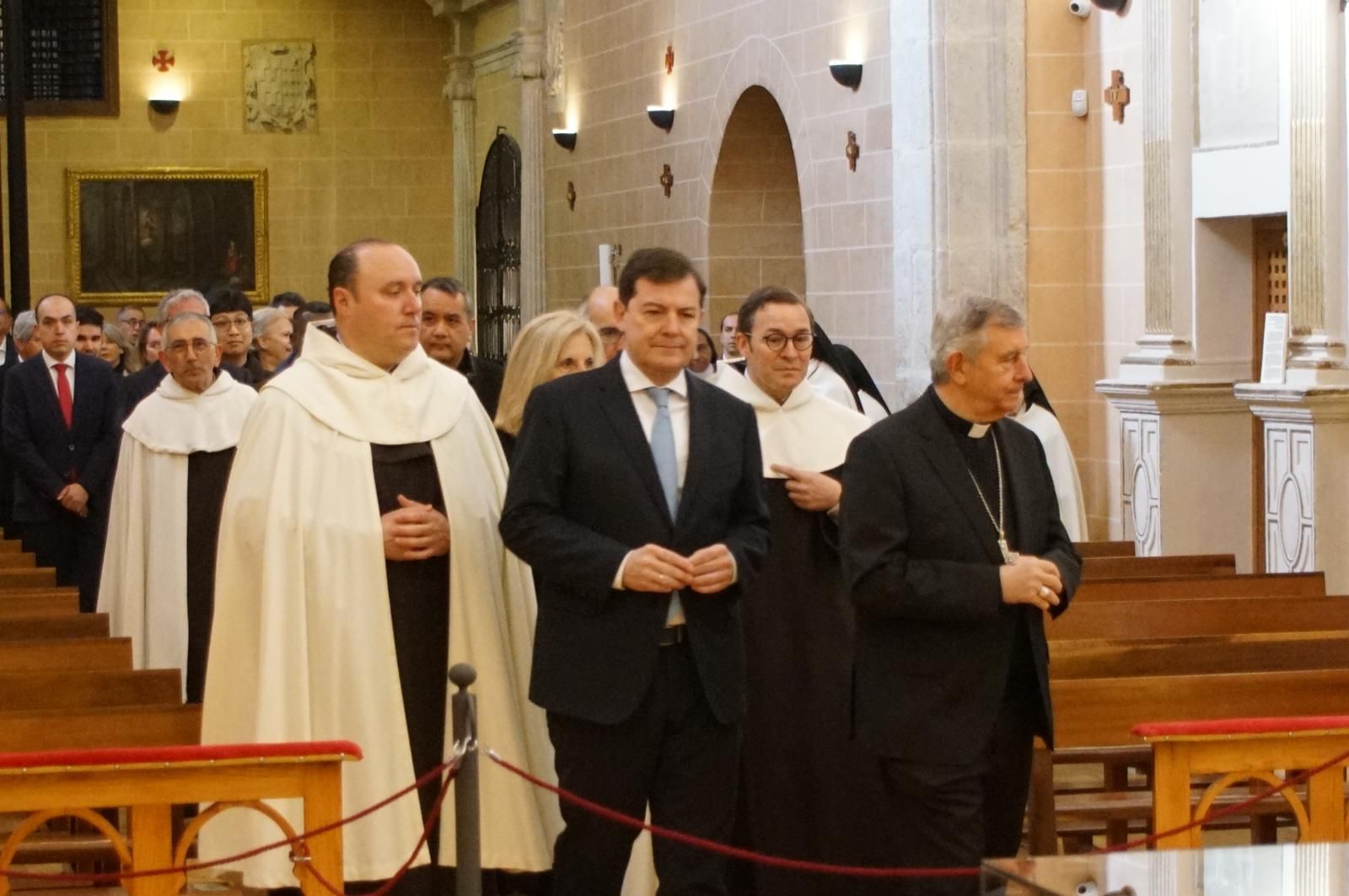 apertura-de-la-basilica-de-la-anunciacion-para-venerar-el-cuerpo-de-santa-teresa-en-alba-de-tormes-fotos-juanes-12