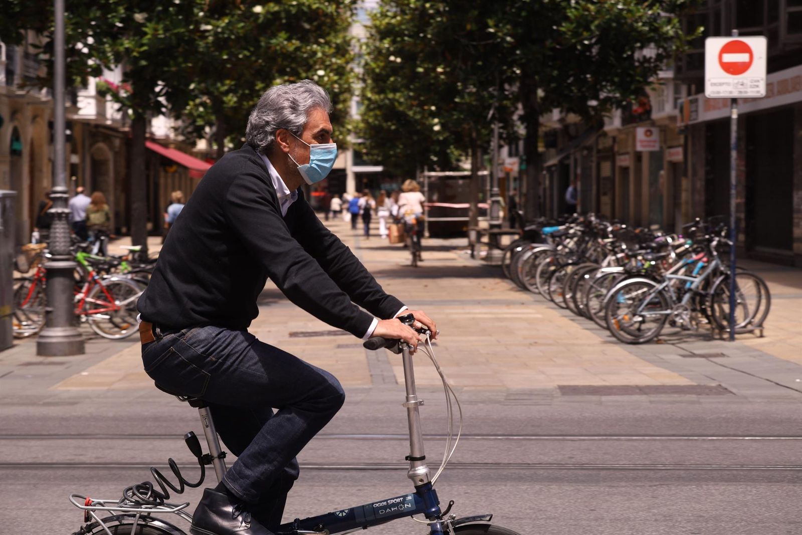 Un hombre pasea en bicicleta con mascarilla por una céntrica calle de Vitoria Gasteiz. | FOTO: EUROPA PRESS