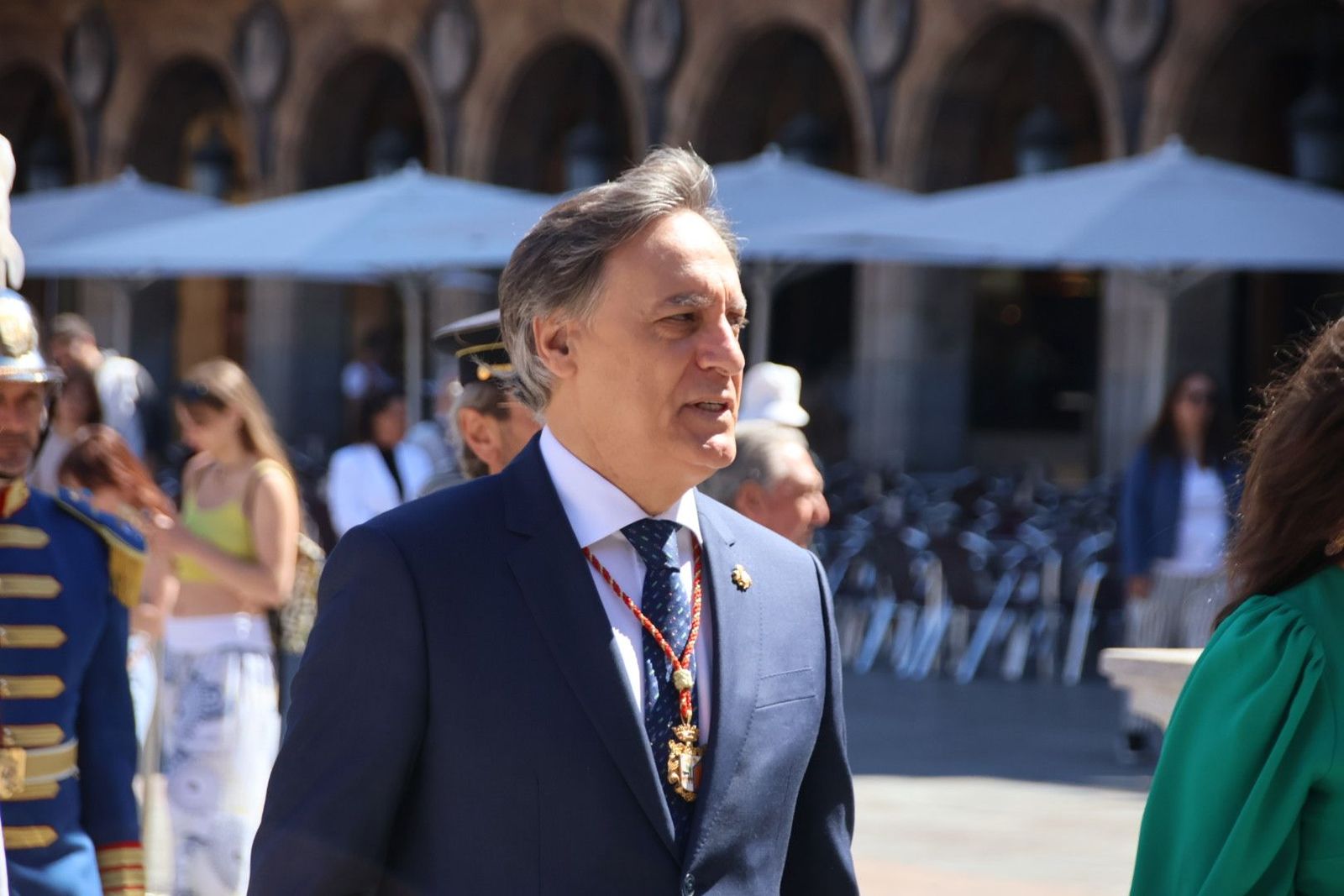 La Corporación Municipal sale en comitiva del Ayuntamiento de Salamanca hacia la Catedral Nueva