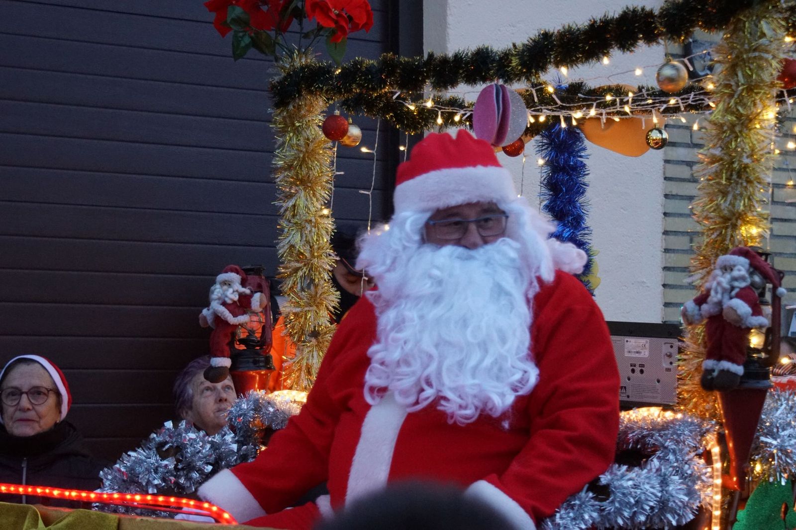Papá Noel recorre las calles de Alba de Tormes y entrega regalos a los niños