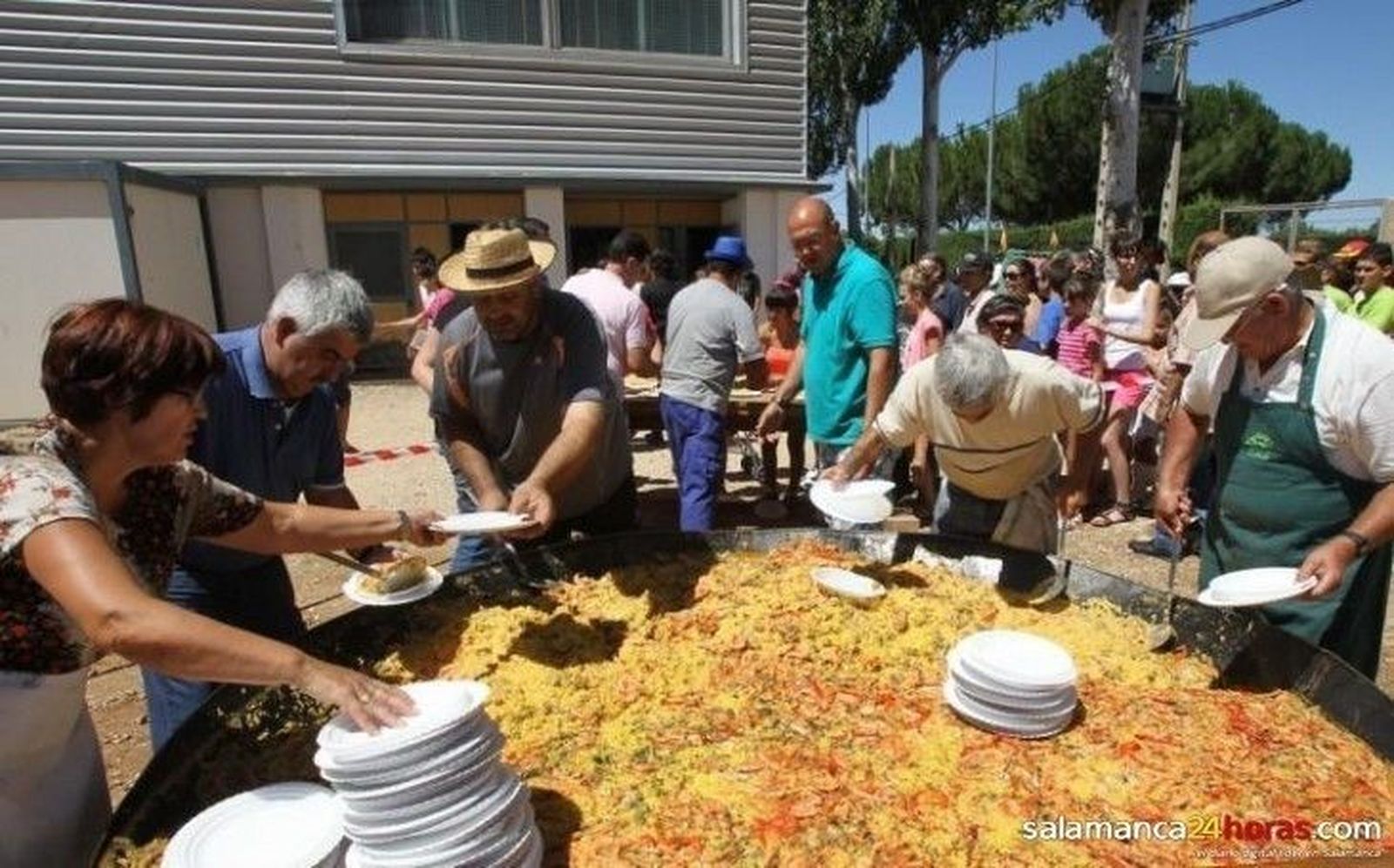 Una buena paellada reúne en la mesa a cientos de vecinos