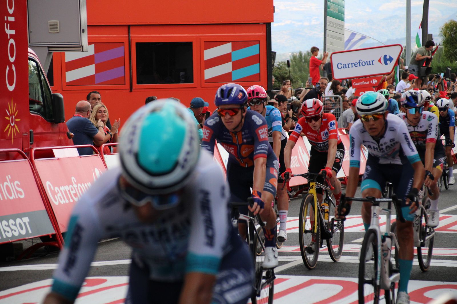 La Vuelta llega a Guijuelo y Philipsen se lleva el esprint