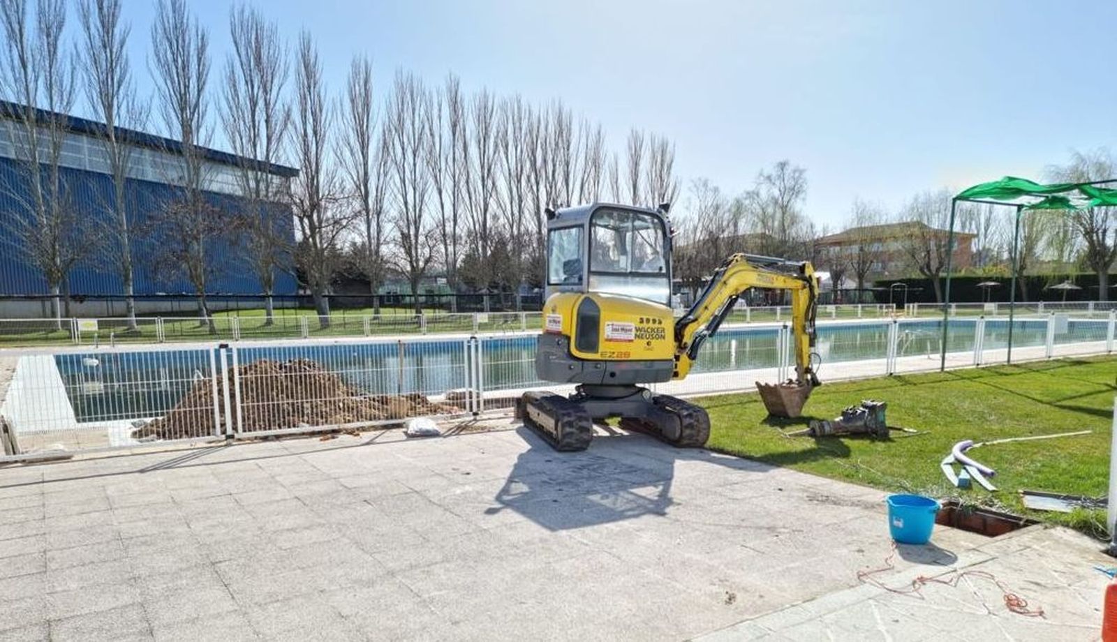 Santa Marta pone a punto las instalaciones de la piscina municipal para el verano