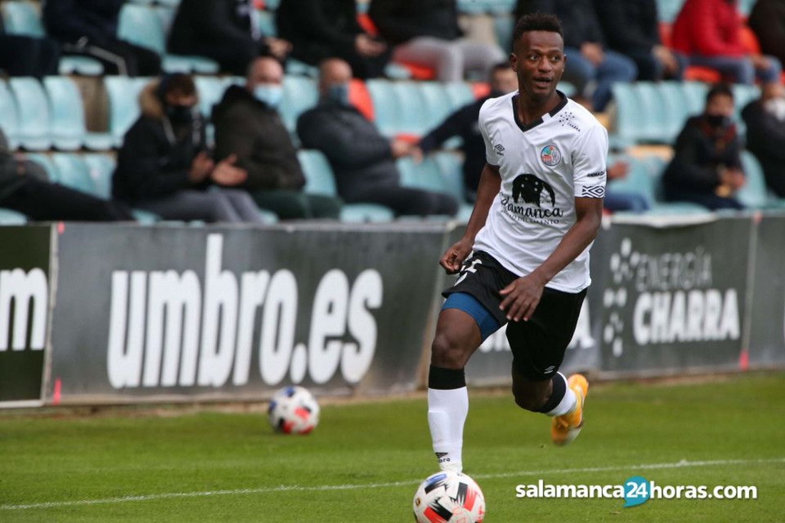 Anderson Arroyo conduce el balón.