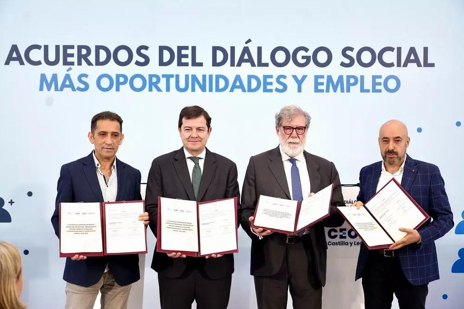 El presidente de la Junta de Castilla y León, Alfonso Fernández Mañueco, junto a los agentes sociales y económicos de la Comunidad, firma los acuerdos adoptados tras la reunión del Consejo del Diálogo Social. - Foto: Miriam Chacón (Ical)