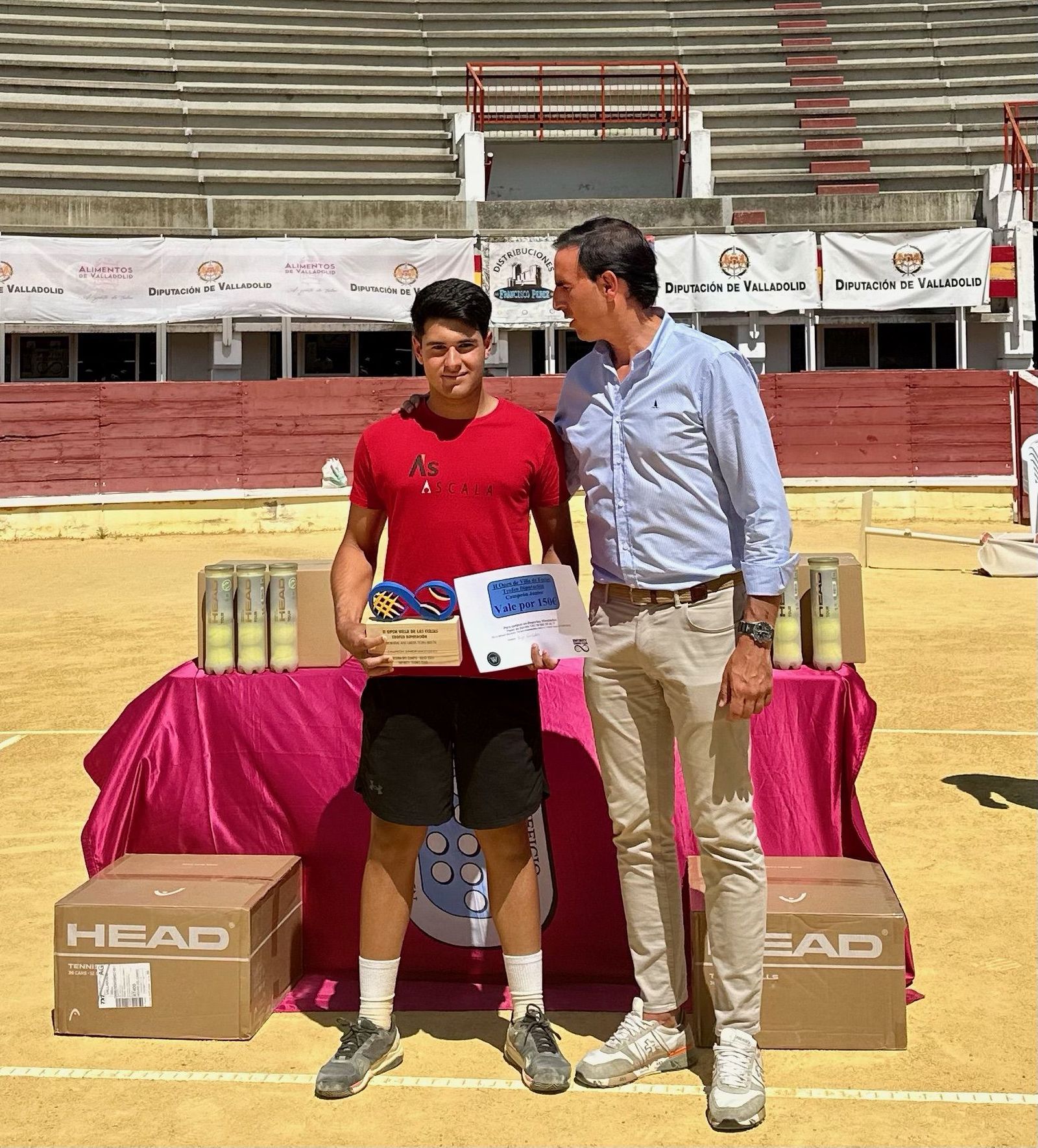 Hugo recibe el premio de manos de Guzmán Gómez Alonso, alcalde de Medina del Campo