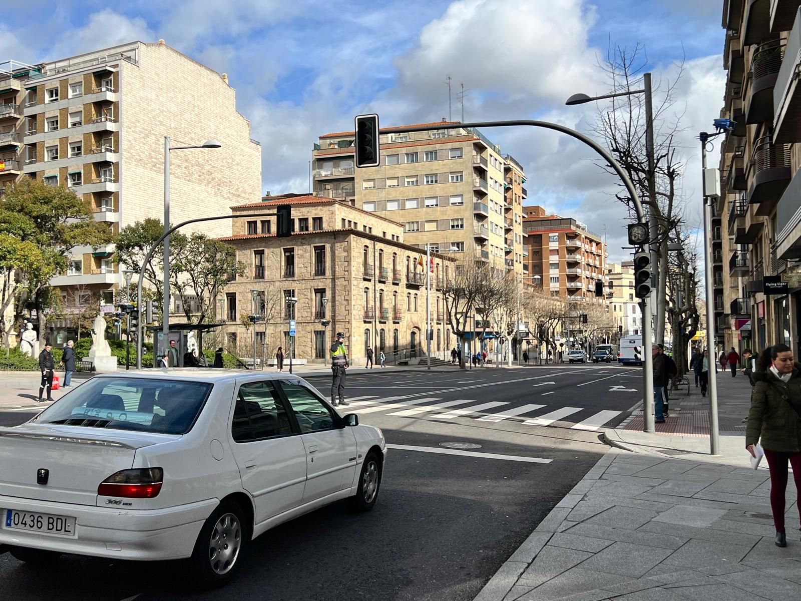 agentes-de-la-policia-local-dirigiendo-el-trafico-en-la-avenida-de-mirat-por-un-fallo-de-los-semaforos-fotos-s24h-3