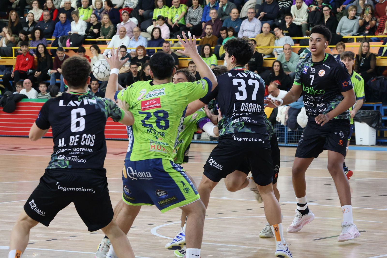 GALERÍA | Duelo de alturas entre el BM Zamora y el Torrelavega