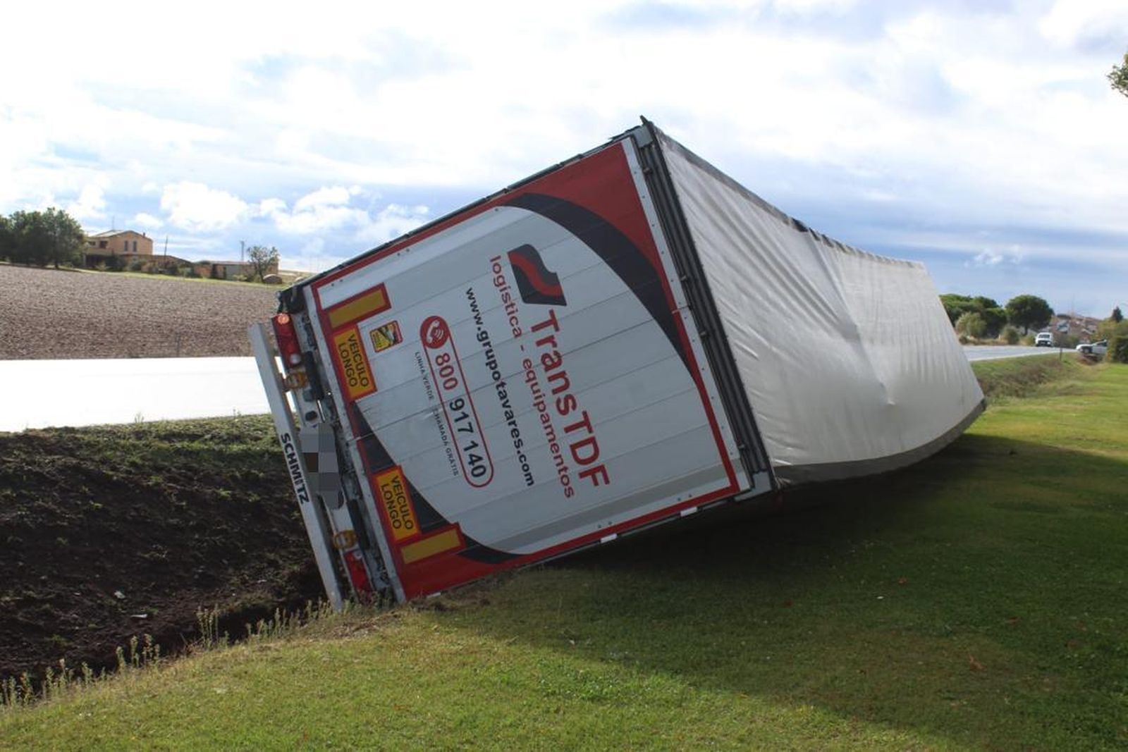 Camión volcado a la altura de Doñinos