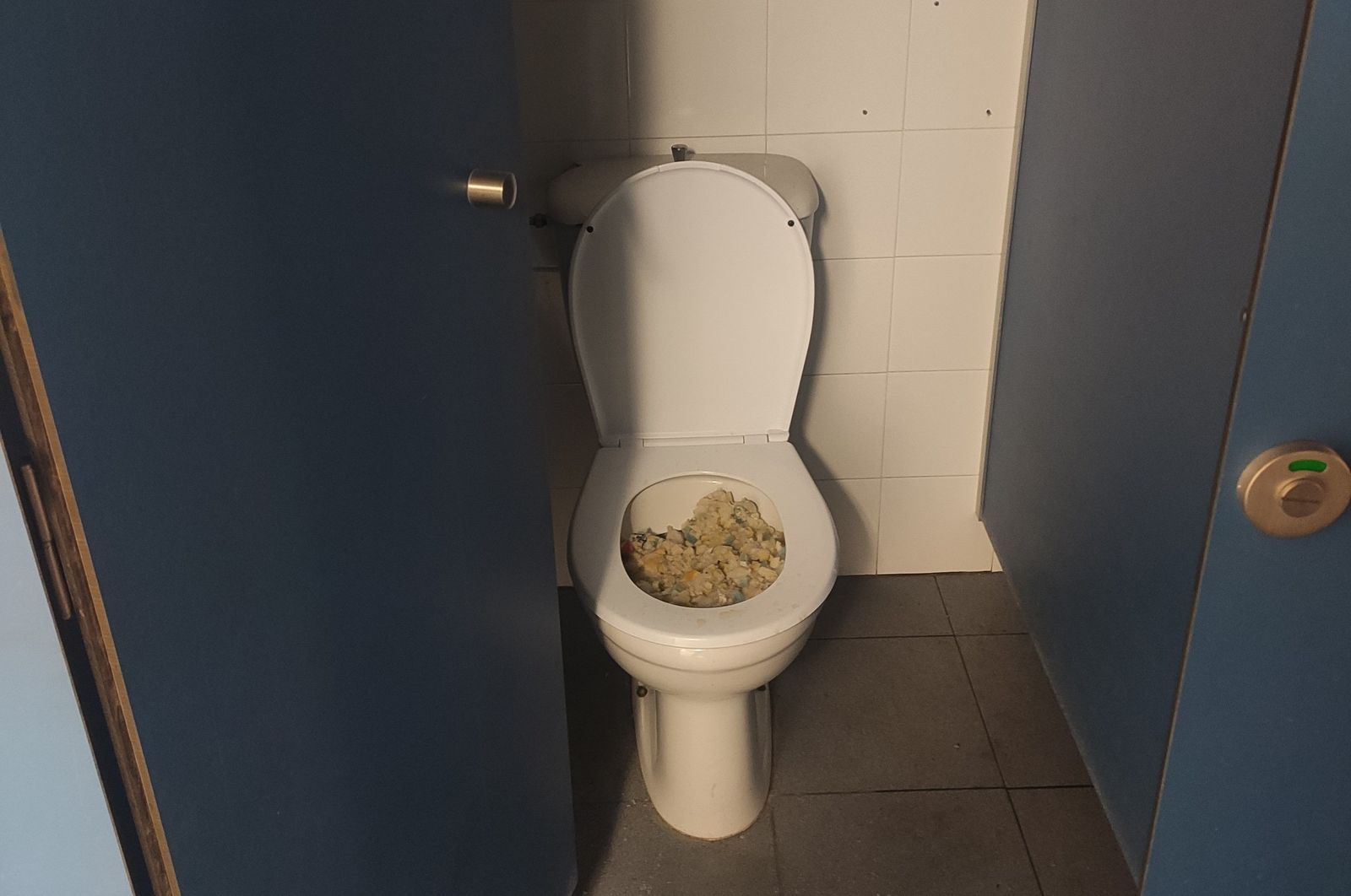 vandalismo-en-el-pabellon-de-villamayor-2