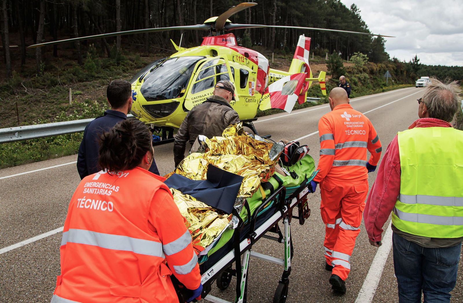 Un herido grave en una colisión entre una moto y un turismo en el pk 43 de la CL-526, en El Payo Vicente  ICAL (6).jpg