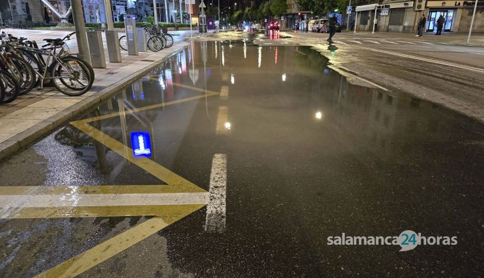 Un reventón de agua a la altura de Vialia inunda gran parte del paseo de la Estación. Fotos Andrea M. Un reventón de agua a la altura de Vialia inunda gran parte del paseo de la Estación. Fotos Andrea M.