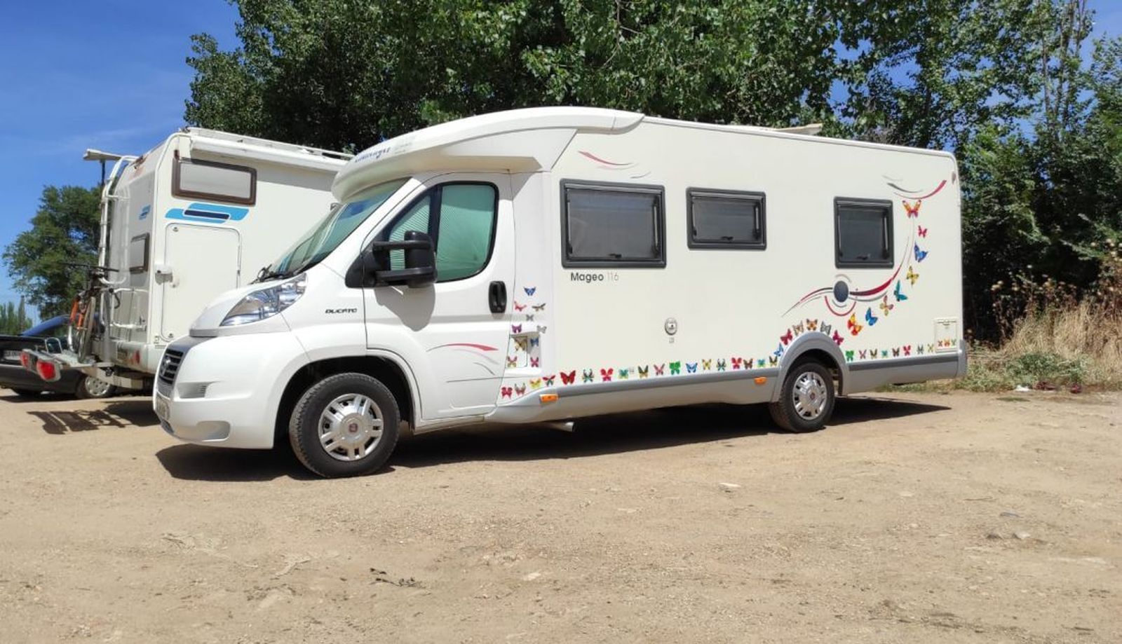 Imagen de archivo de dos autocaravanas