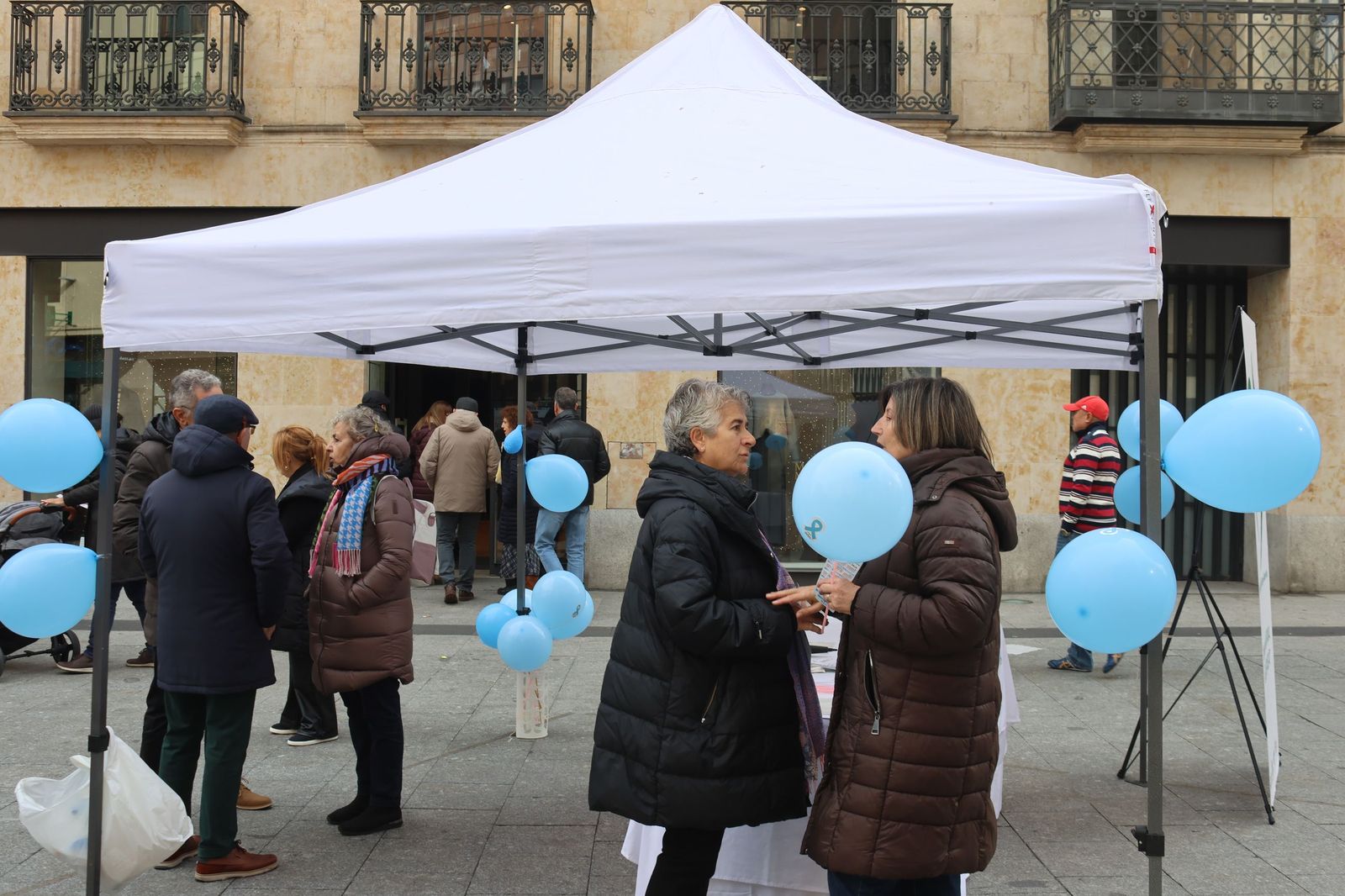 Mesa de información de la Asociación de Trastornos Alimentarios y Obesidad de Salamanca