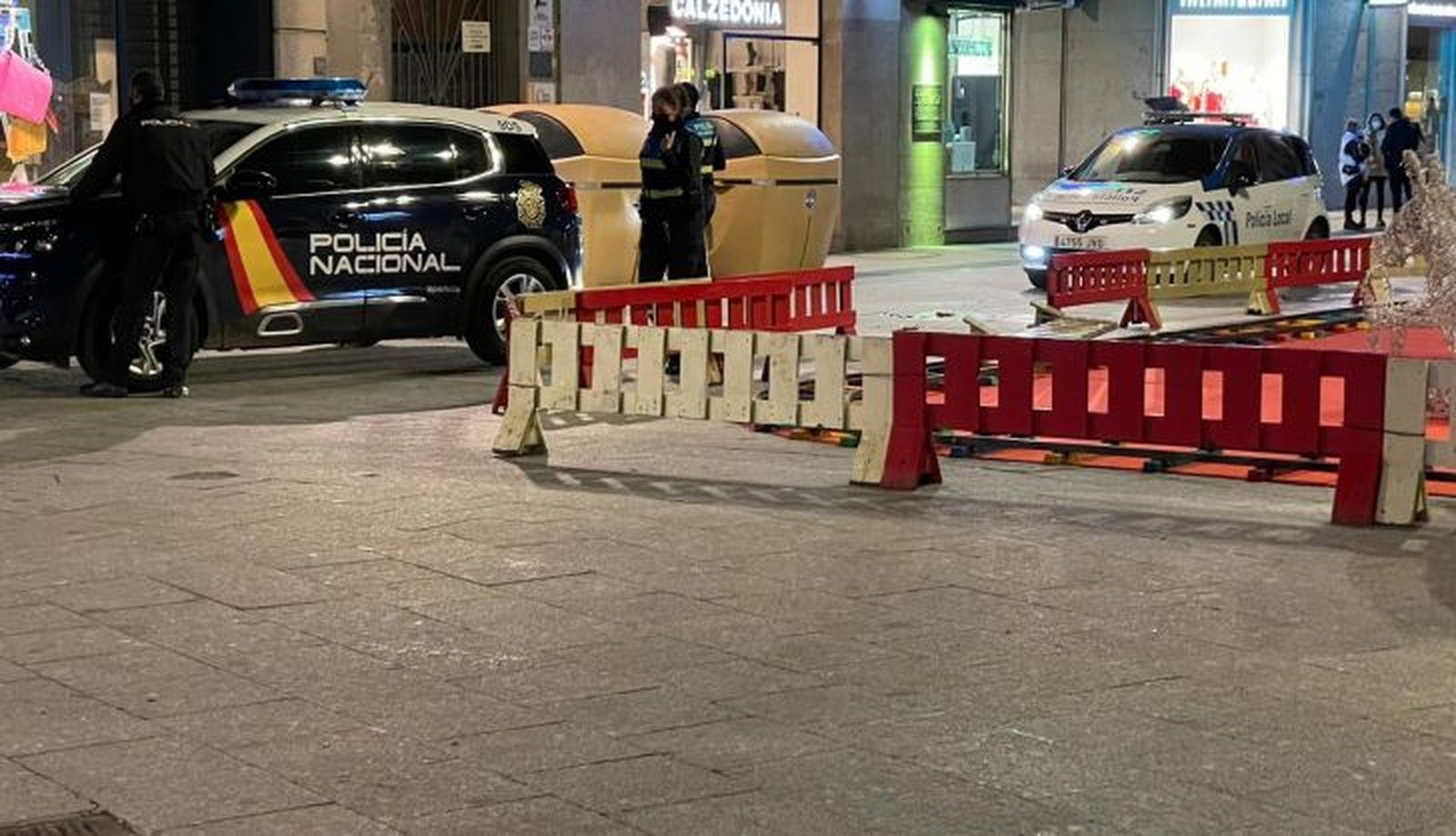 Policía Nacional y Policía Local en la plaza del Liceo 3