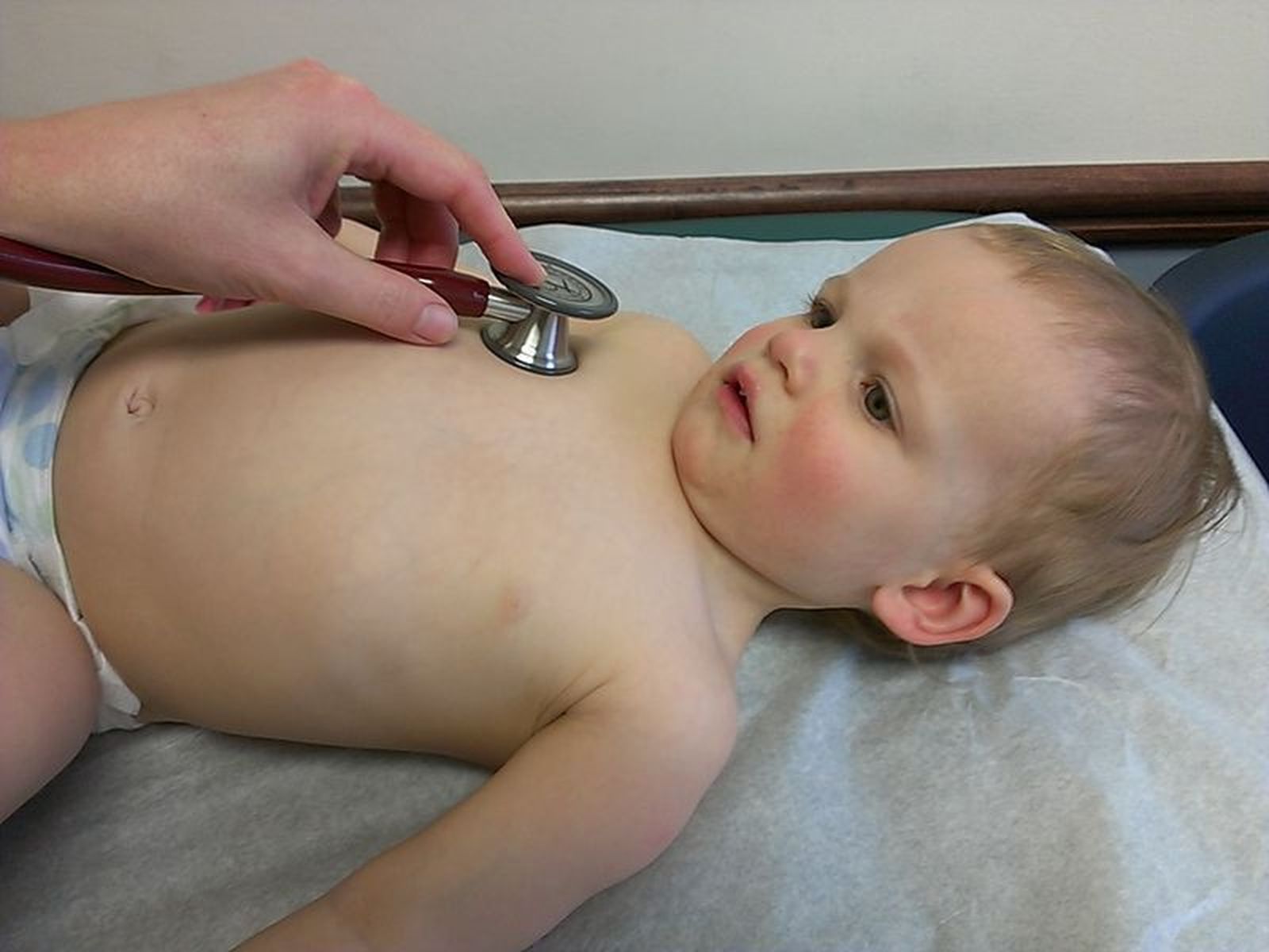 800px Physical exam of child with stethoscope on chest