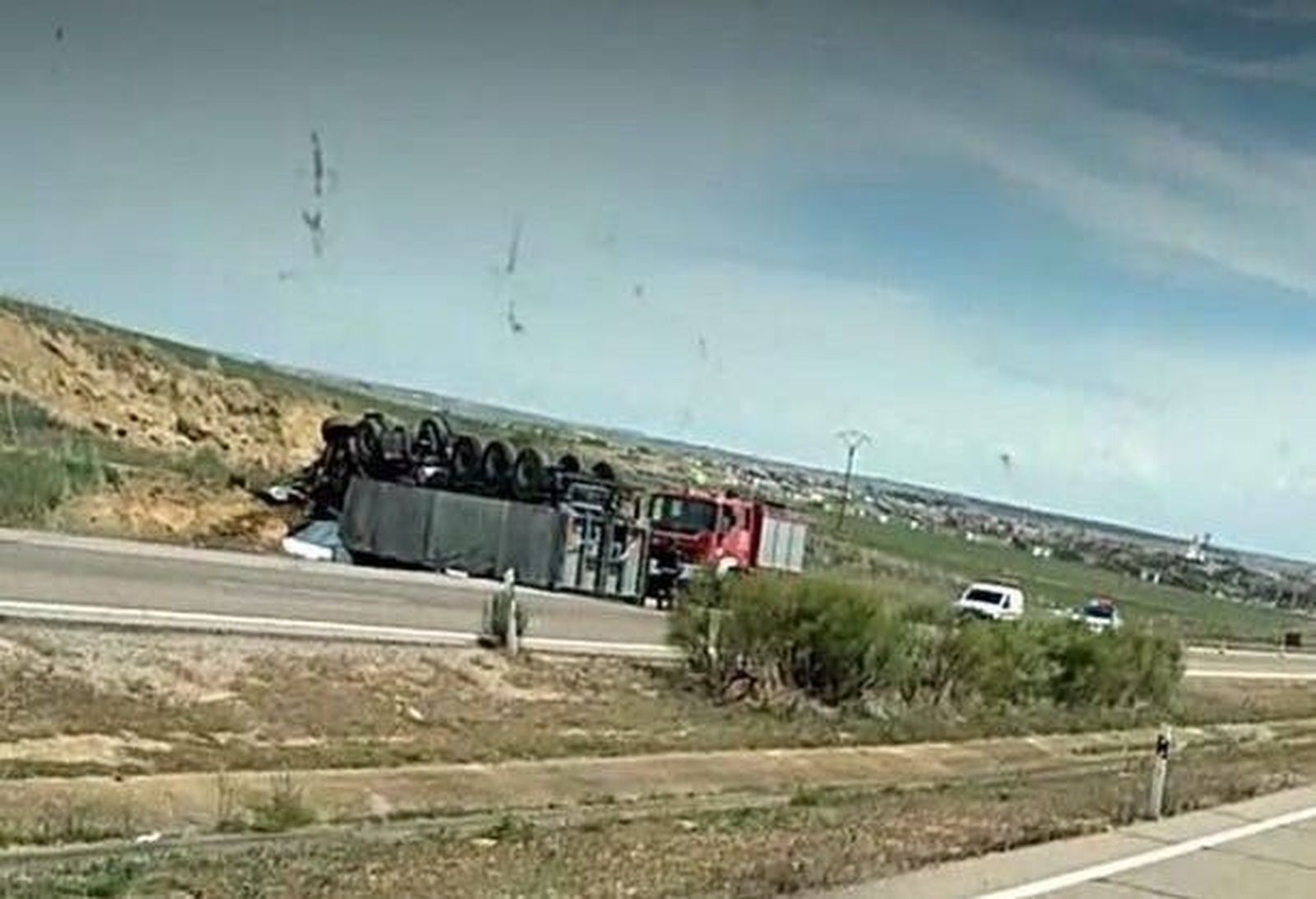 El vuelco de un camión en la A-6, a la altura de Villalpando, obliga a intervenir a los Bomberos