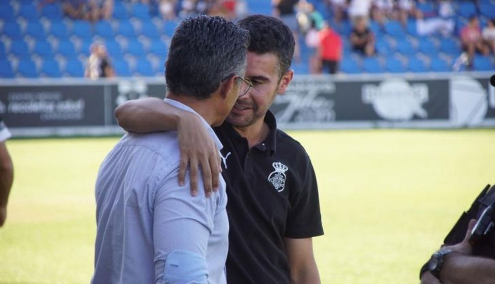 Dani Ponz y Fran Justo se saludan antes de un partido en el Reina Sofía | FOTO SALAMANCA24HORAS.COM