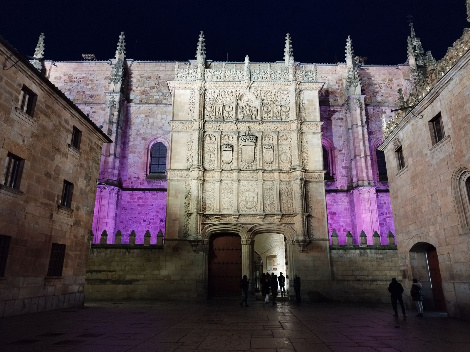 La fachada de la Universidad se ilumina de morado por el Día Internacional de la Mujer