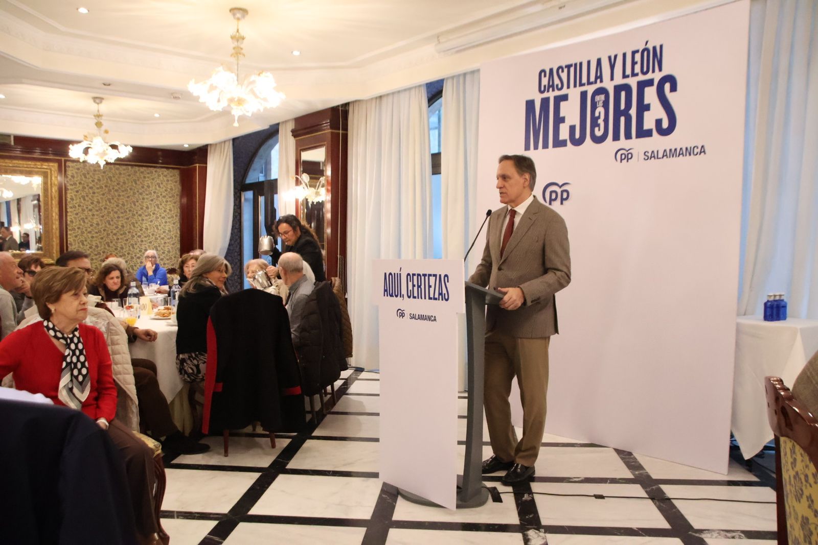 Isabel Blanco y García Carbayo participan en un encuentro con personas mayores de la ciudad