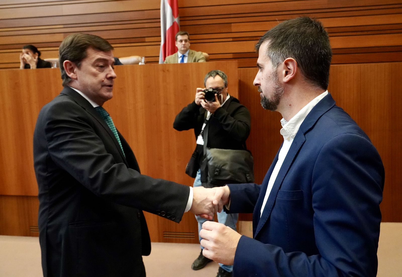 Miriam Chacón ICAL . El presidente de la Junta Alfonso Fernández Mañueco da el pésame al portavoz socialista Luis Tudanca por el fallecimiento de la procuradora Inmaculada García