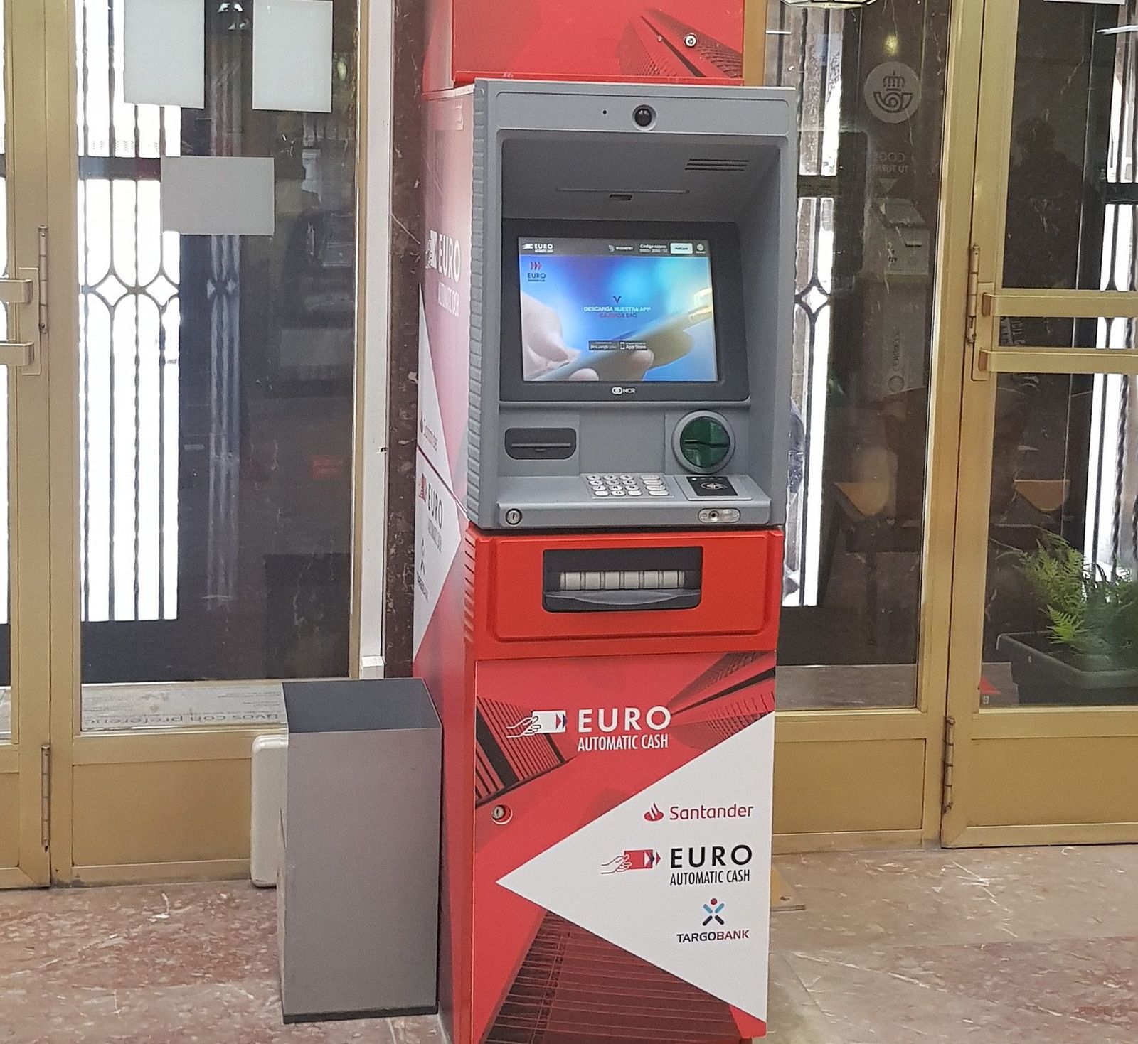 Correos instala un cajero automático en la Oficina Principal de Salamanca