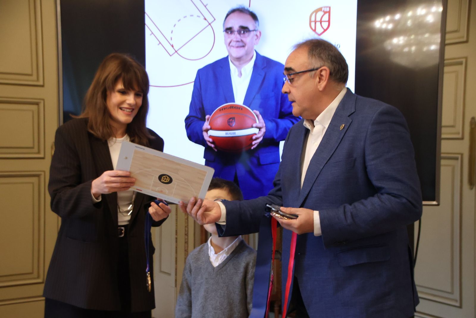La concejala de Deportes, Almudena Parres, recibe al entrenador de baloncesto José Ignacio Hernández