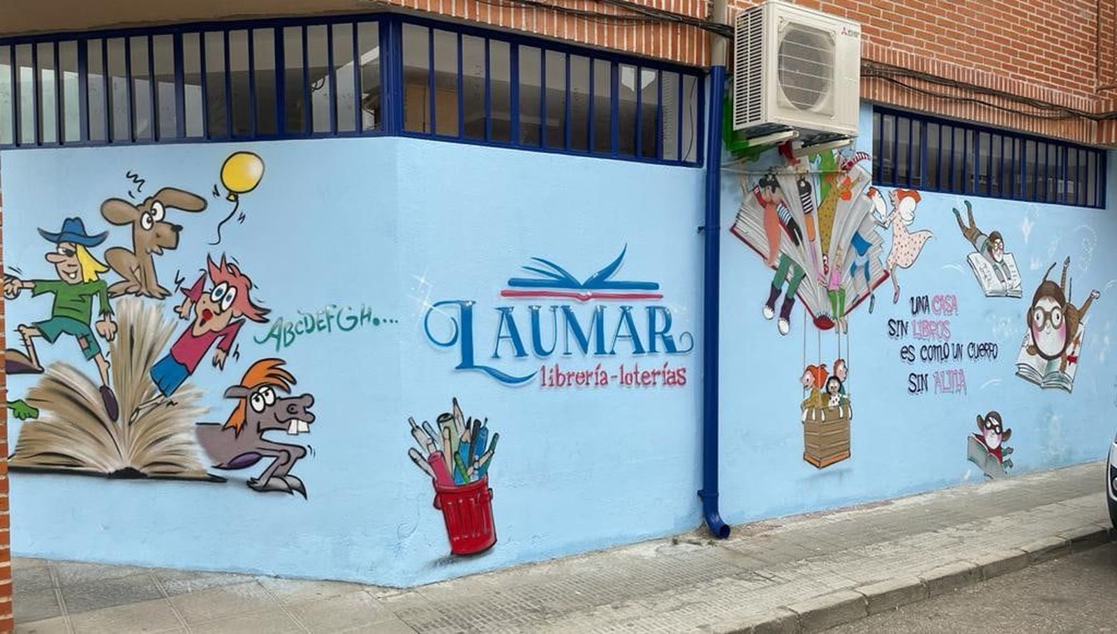 Fachada de la nueva librería Laumar