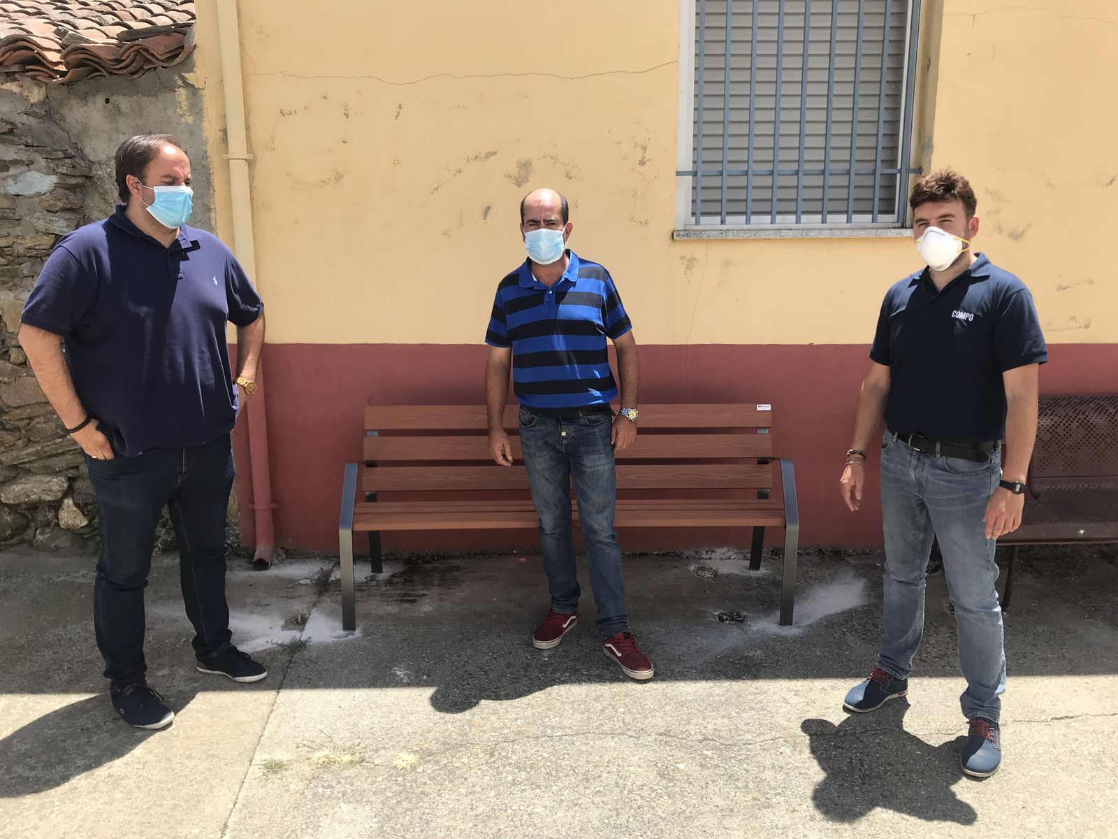 El alcalde de Guijuelo, Roberto Martín, el concejal de Pedanías, Roberto H. Garabaya y el alcalde pedáneo de Cabezuela, Primitivo Rodríguez