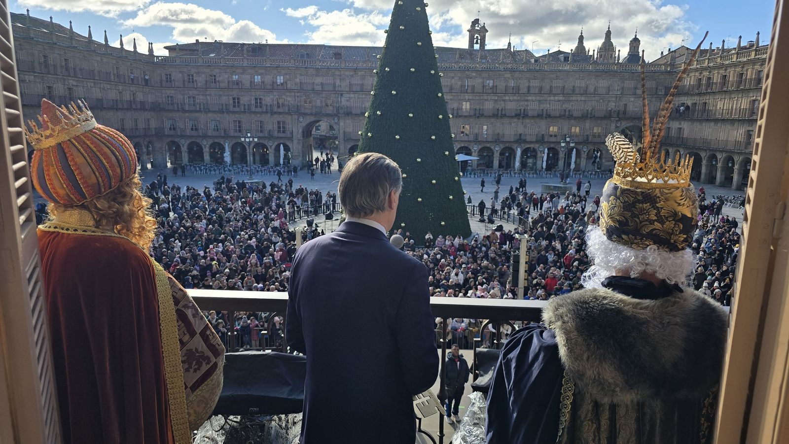 El alcalde de Salamanca, Carlos García Carbayo, recibe a sus Majestades los Reyes Magos y Concierto de Chloe DelaRosa en la Plaza Mayor