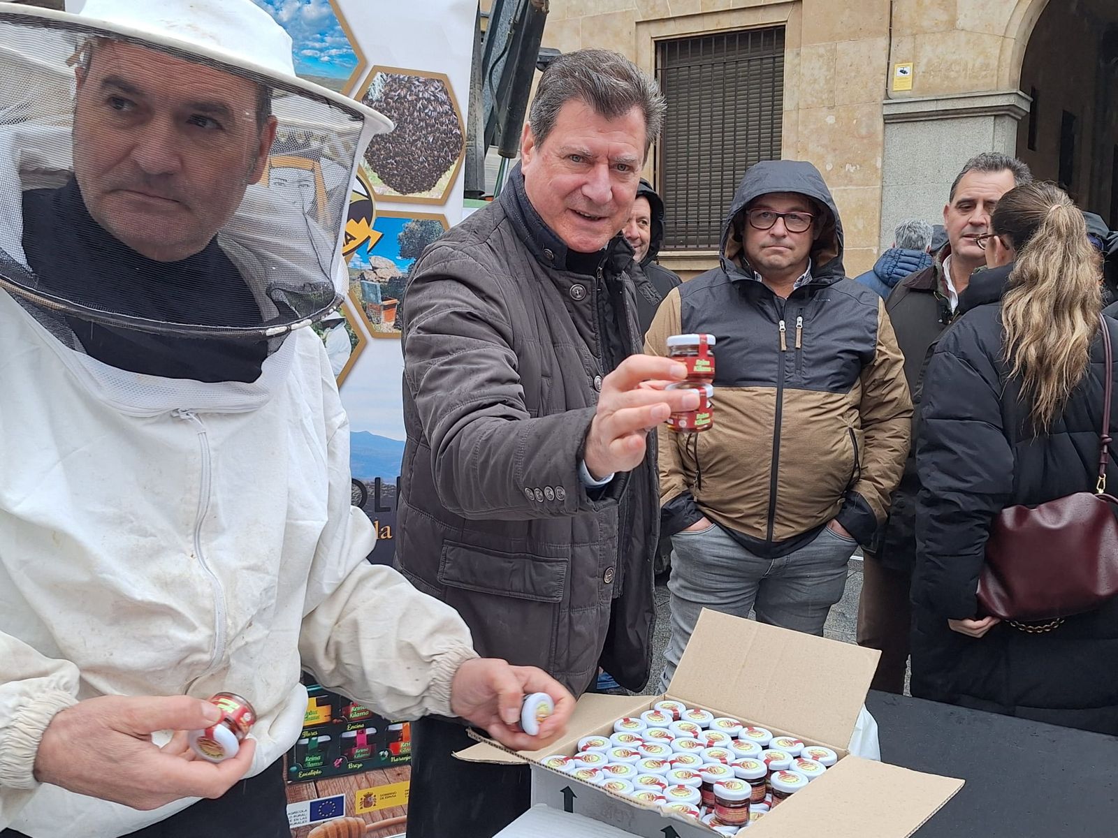 Los apicultores reparten mil tarritos de miel en protesta por el acuerdo de Mercosur  (3).jpeg