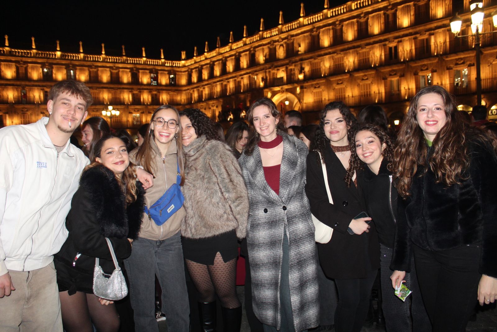 Miles de personas disfrutan de las campanadas y la fiesta del Fin de Año Universitario