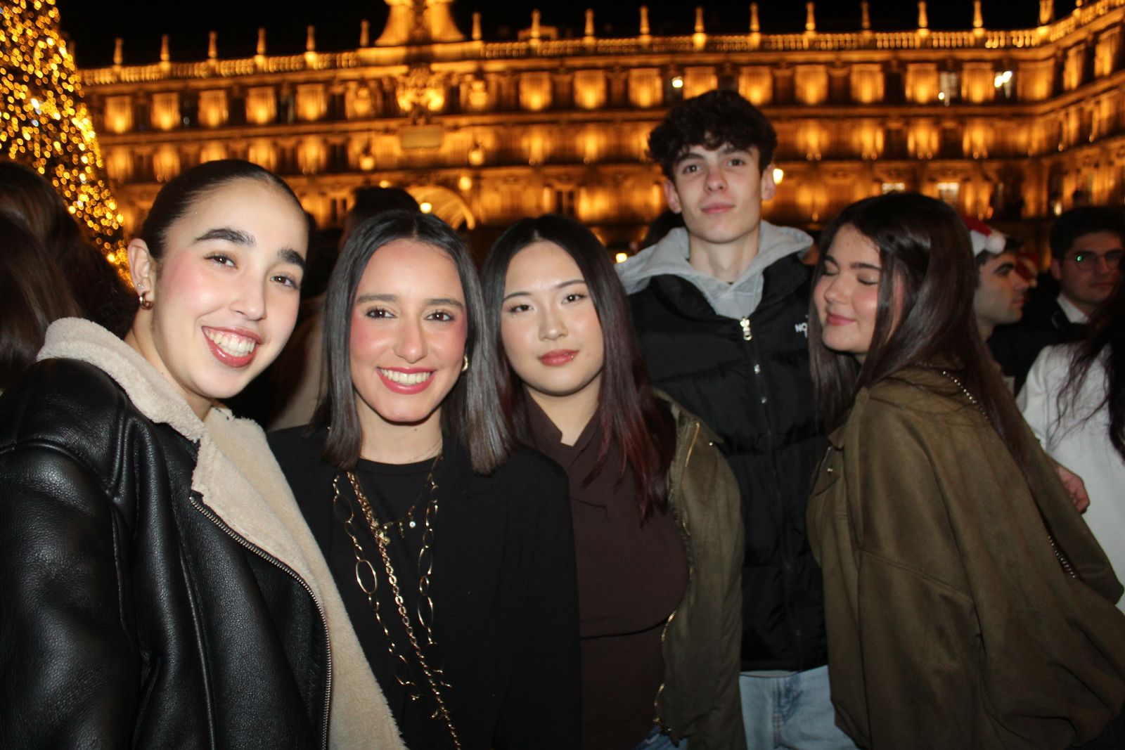 Miles de personas disfrutan de las campanadas y la fiesta del Fin de Año Universitario