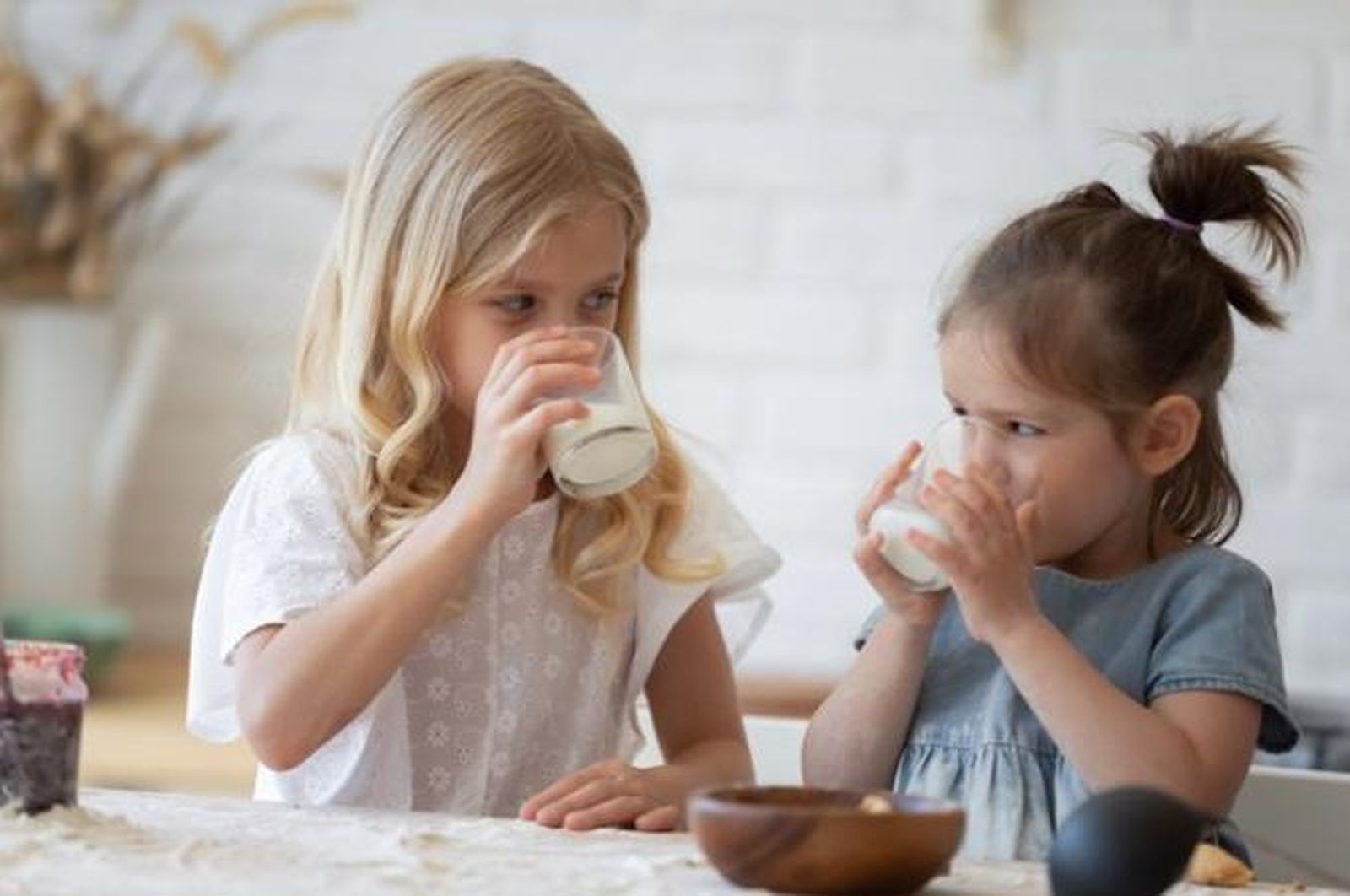Niñas bebiendo leche. Europa Press