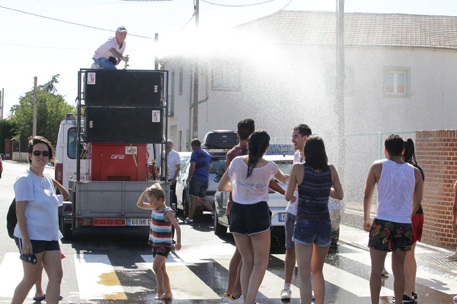 Fiesta del agua y buena música para el adiós festivo de Gomecello