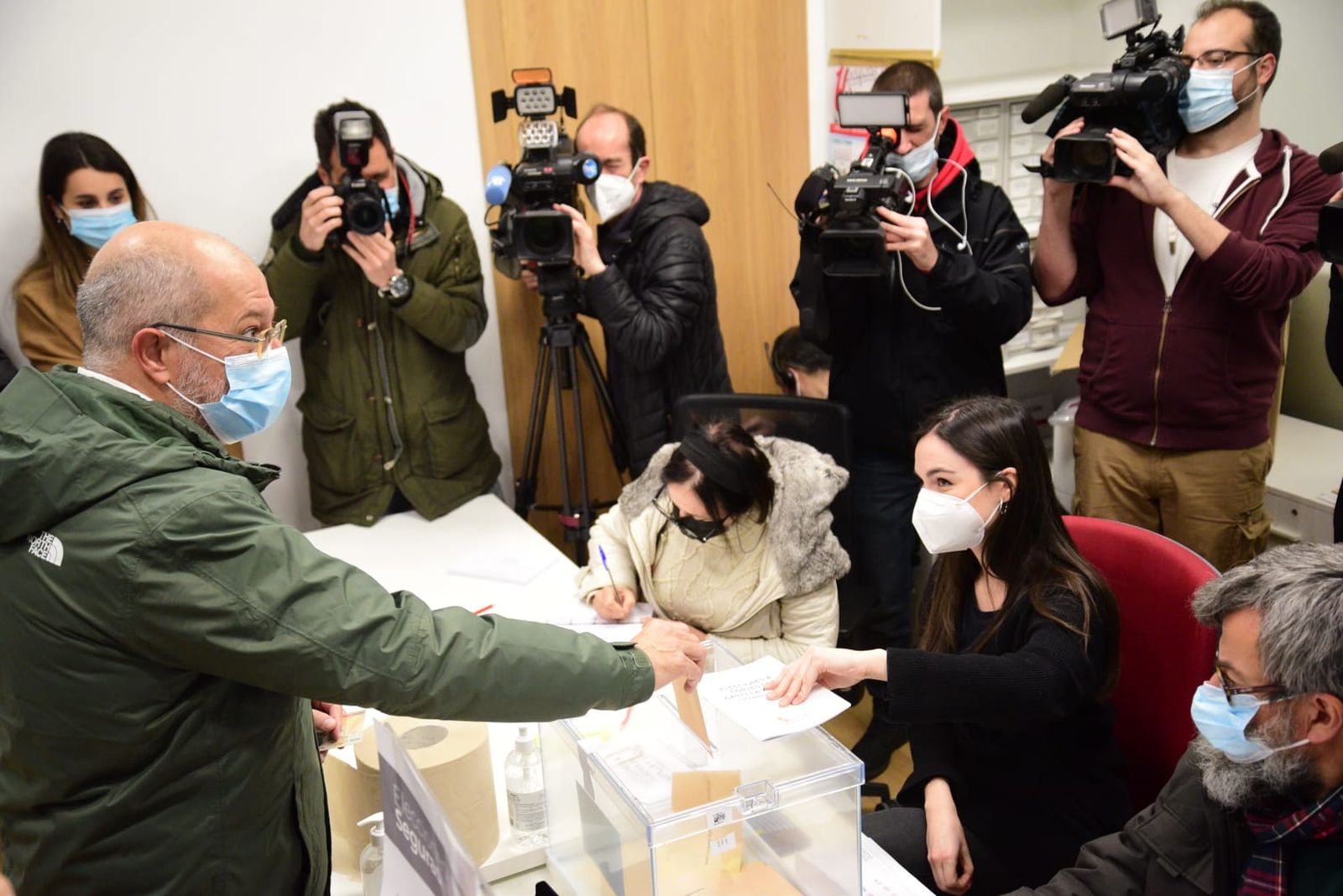 Francisco Igea deposita su voto este 13F