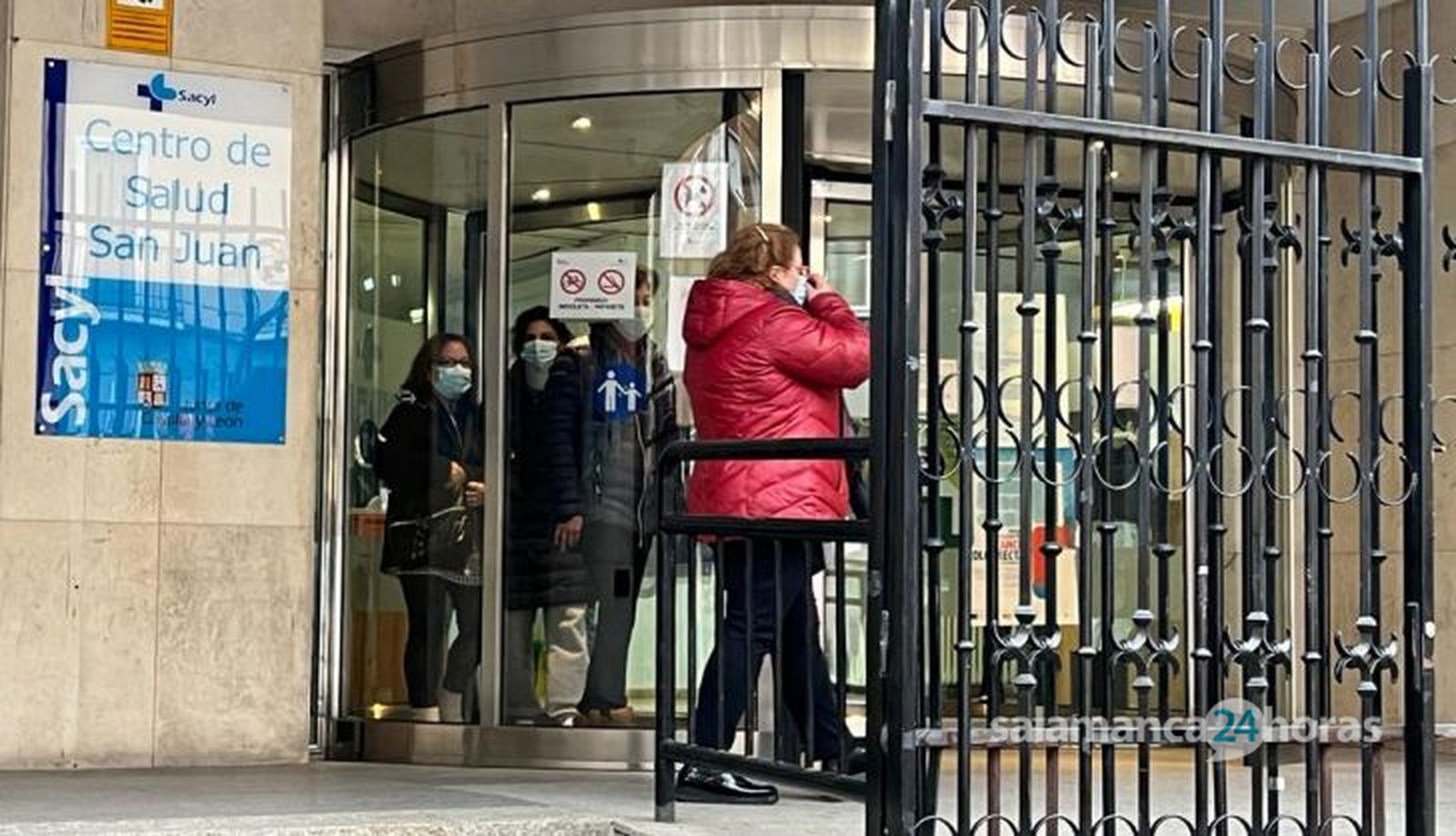 Gente a las puertas de los Centros de Salud en Salamanca con la mascarilla, tras su uso obligatorio desde este miércoles. Fotos S24H