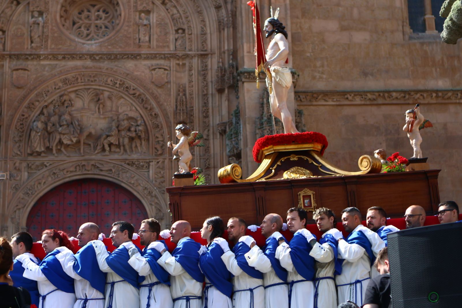 Procesión del encuentro de Nuestra Señora de la Alegría y Jesús Resucitado en el Domingo de Resurrección en Salamanca