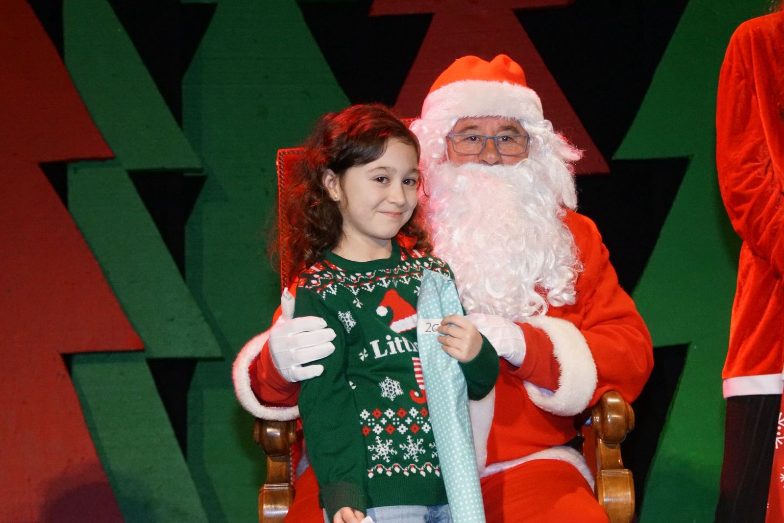Papá Noel recorre las calles de Alba de Tormes y entrega regalos a los niños