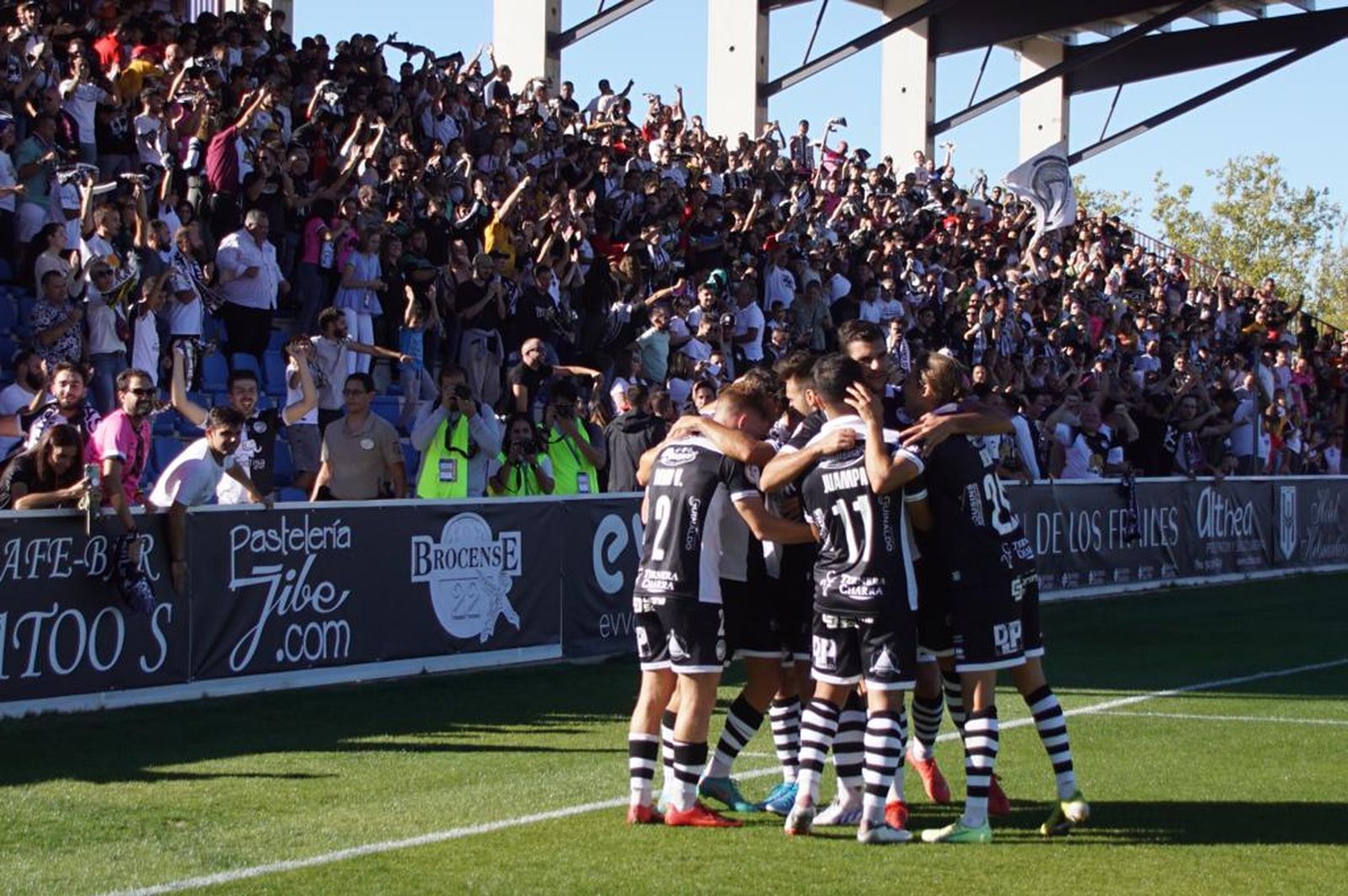 Los jugadores de Unionistas celebran un gol ante el Rayo Majadahonda | FOTO SALAMANCA24HORAS.COM